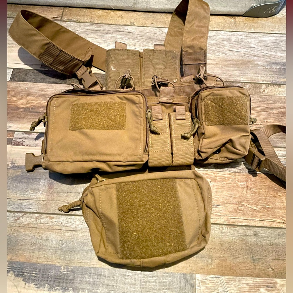 Haley strategic D3CR heavy chest rig W hanger V1 and two mag velcro pouch